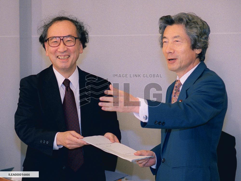 Postal panel hands final report on privatization to Koizumi