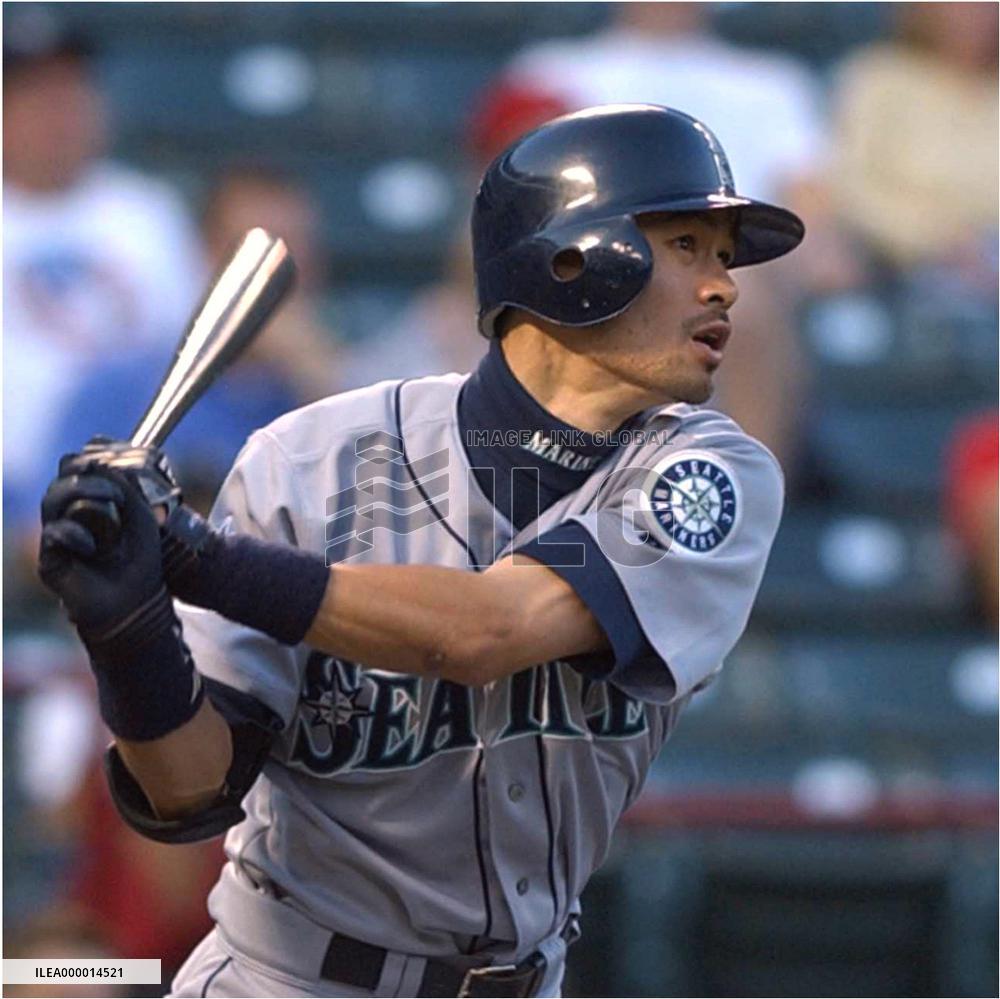 Mariners' Ichiro goes 2-for-4 against Rangers