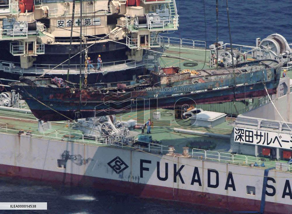 (6)Sunken mystery ship in East China Sea raised