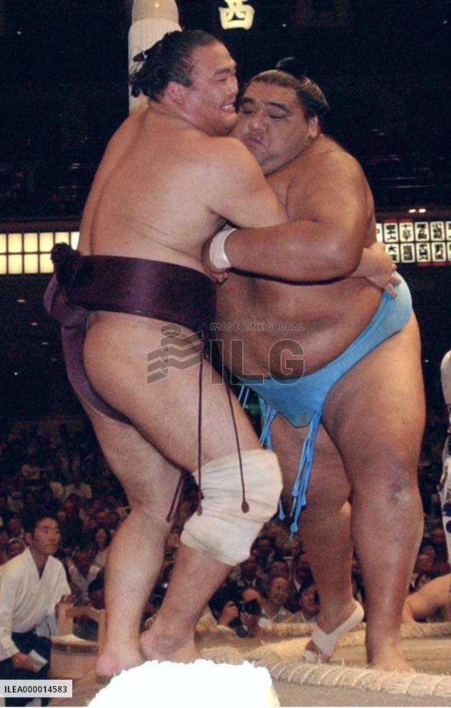 Musashimaru defeats Takamisakari