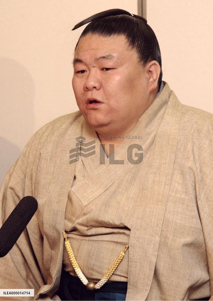 Former sekiwake Takatoriki hangs up mawashi