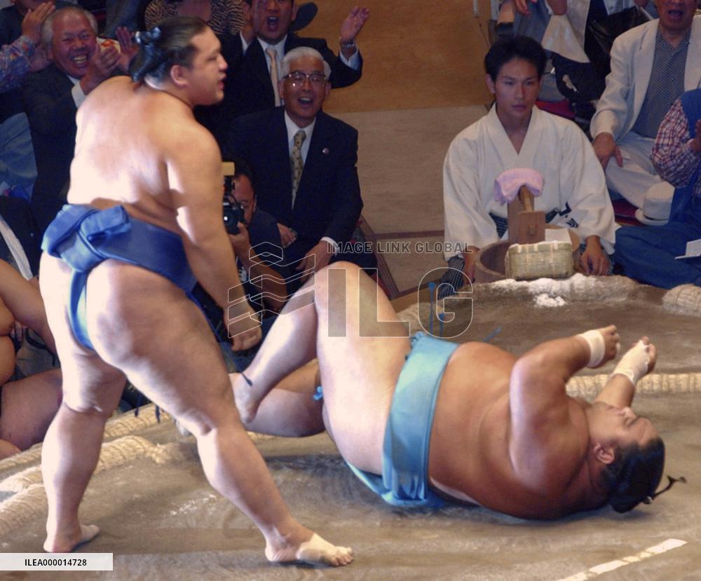 Musashimaru falls victims to Kaio