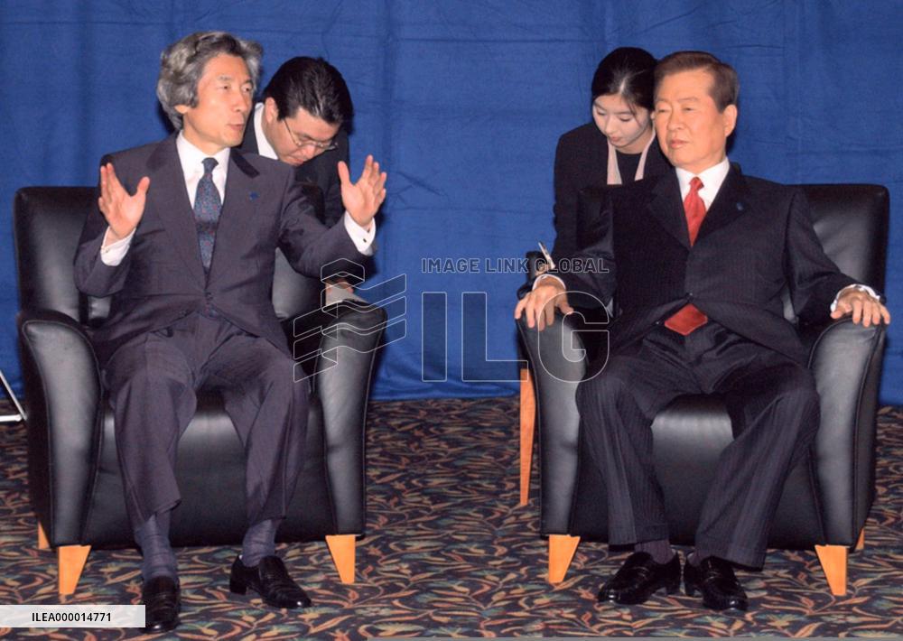Japan's Koizumi, S. Korea's Kim hold talks