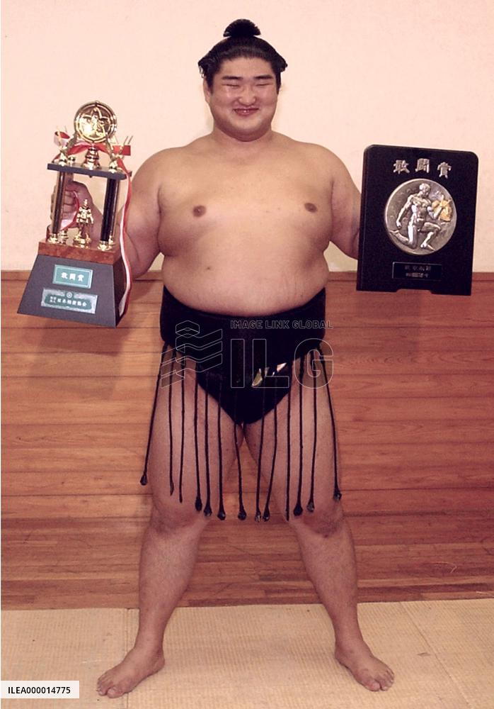 Kotomitsuki gets Fighting Spirit Prize