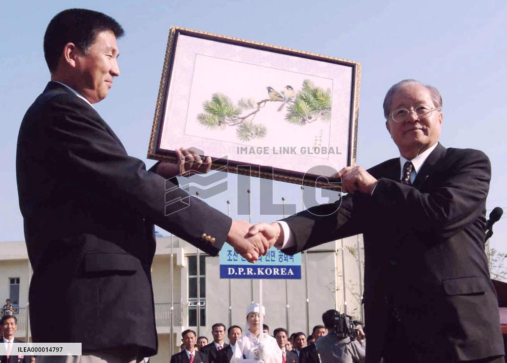 (3)N. Korean athletes enter Asian Games Athletes' Village