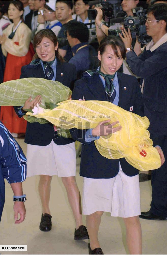 (1)Japanese athletes arrive in Pusan