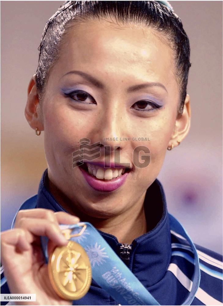 Japan's Tachibana wins solo synchronized swimming