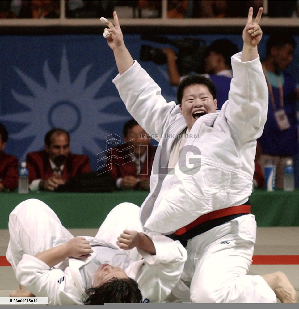 China's Tong wins in women's judo