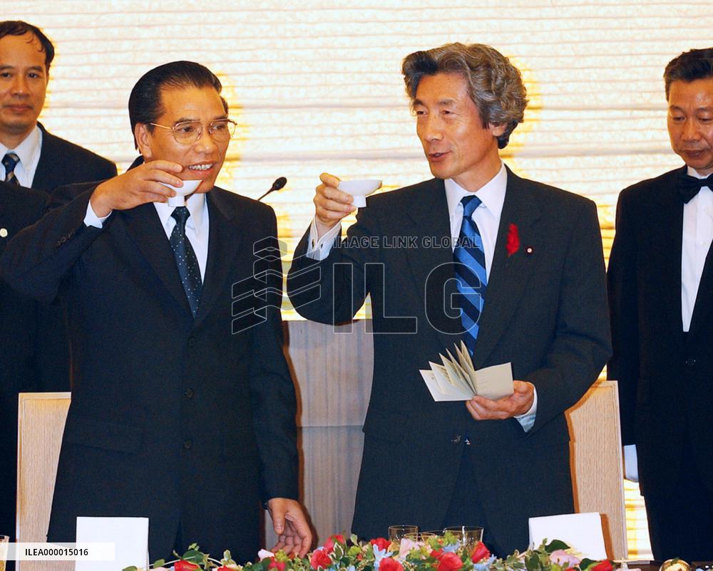 Koizumi dines with Vietnam's Manh