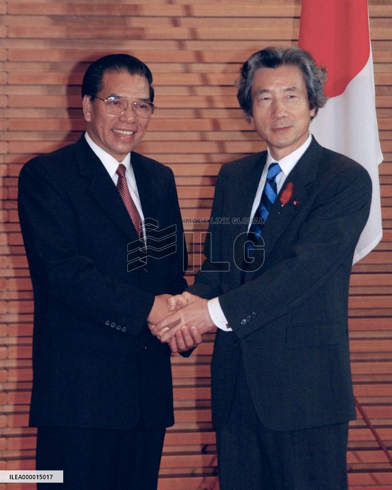 Koizumi meets with Vietnam's Manh