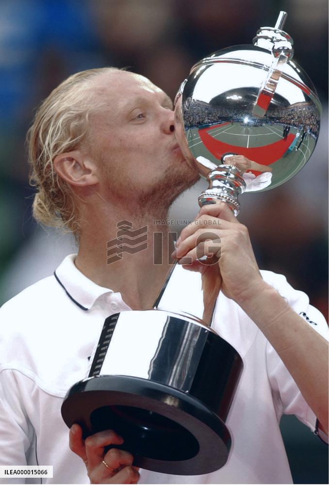 Kenneth Carlsen wins men's singles in Japan Open