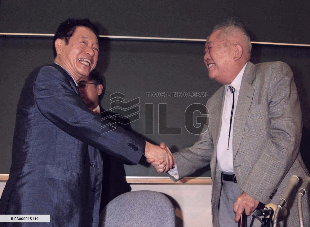 (11)Japan's Koshiba wins Nobel Prize in Physics