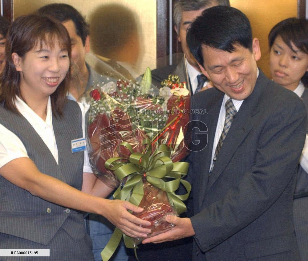 (3) Nobel chemical prize laureate Koichi Tanaka