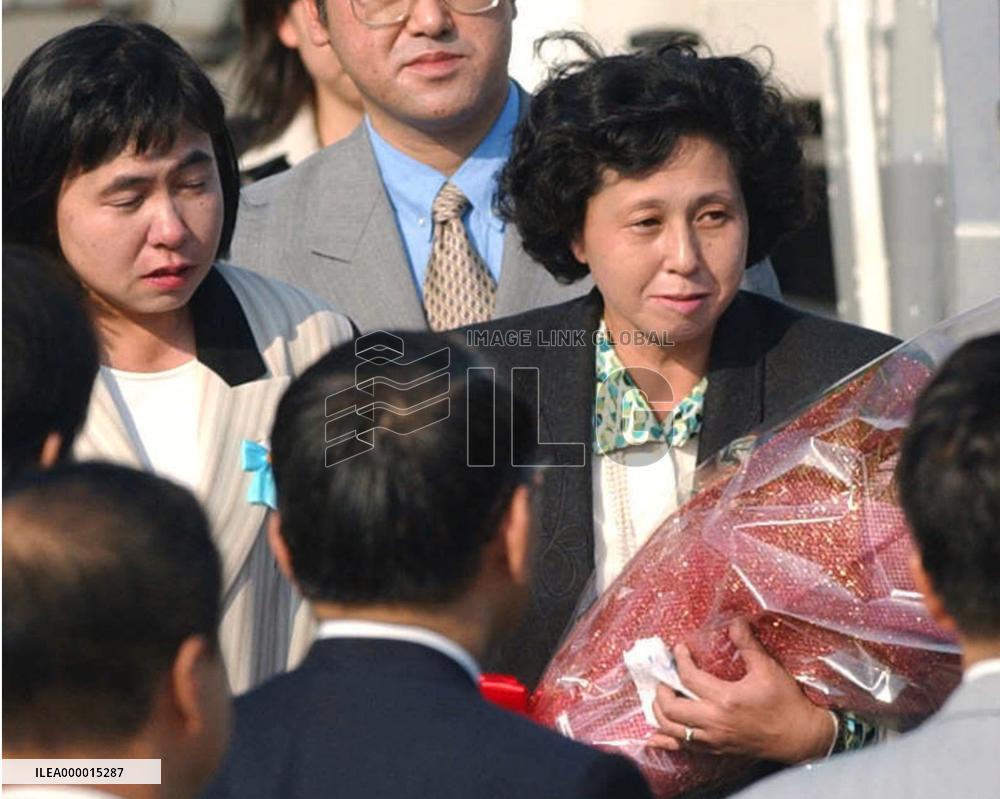 (4)Abductees, kin embrace after 24 years