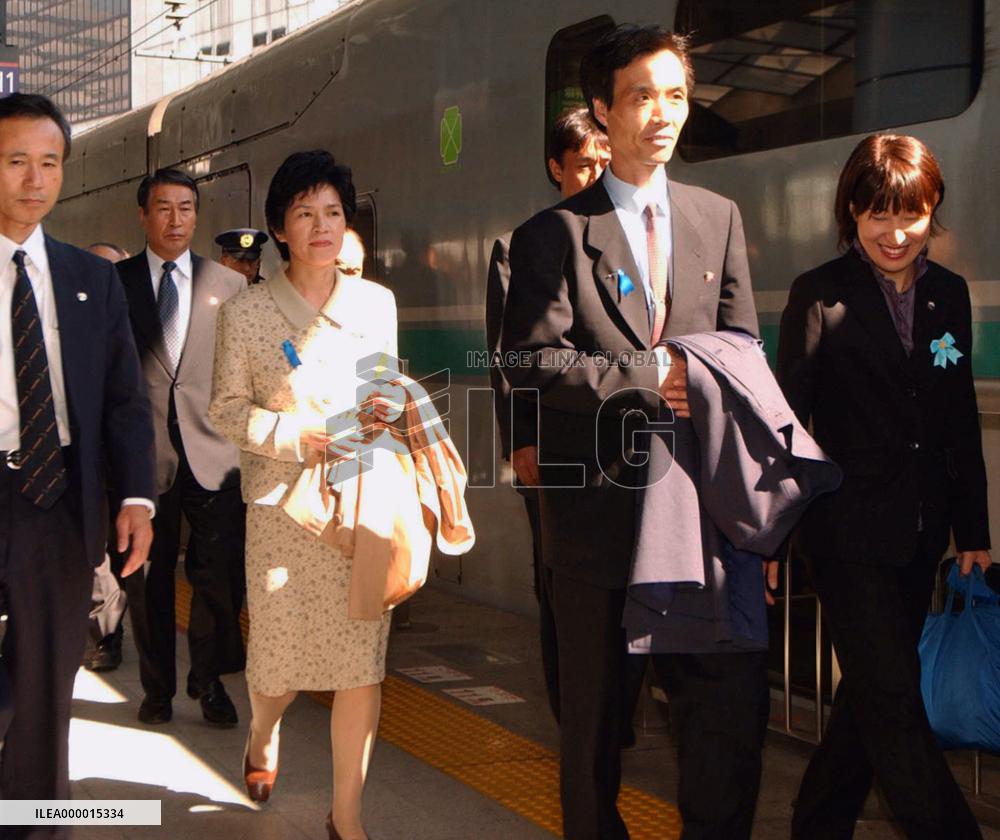 (2)5 returnees head to hometowns in Fukui, Niigata