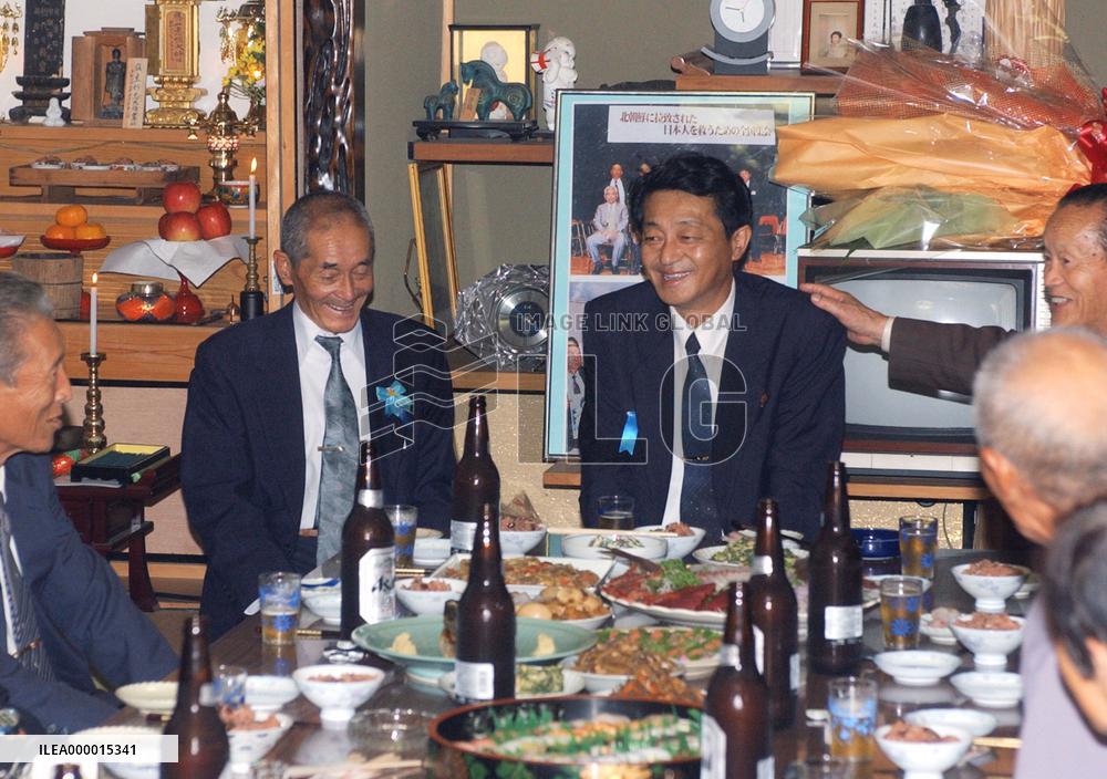 (7)5 returnees arrive in hometowns in Fukui, Niigata