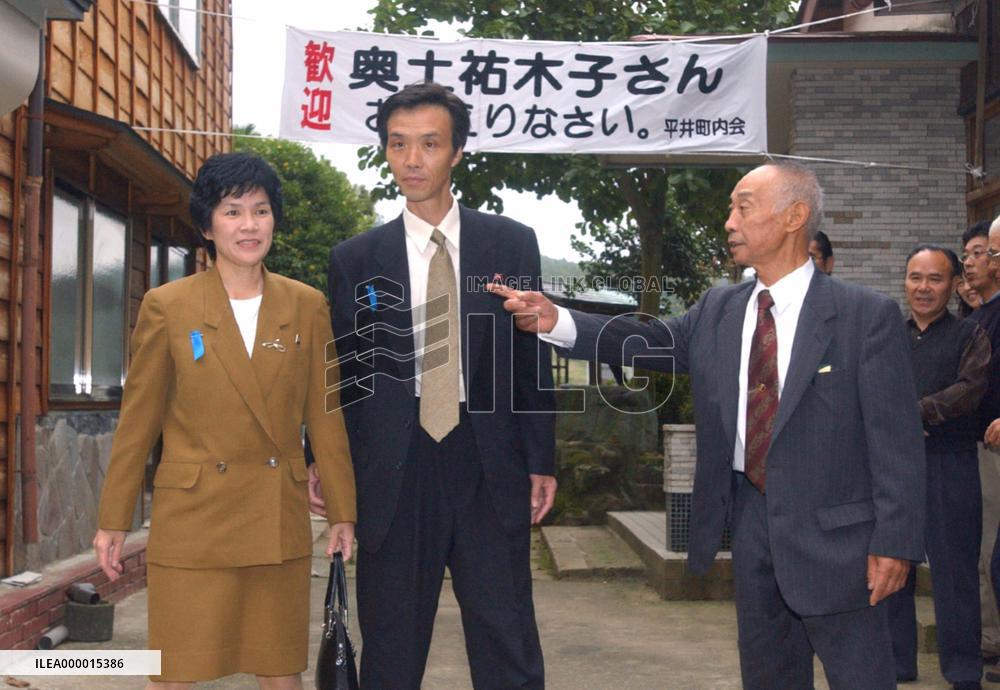 (1)Abductees enjoy their homecoming
