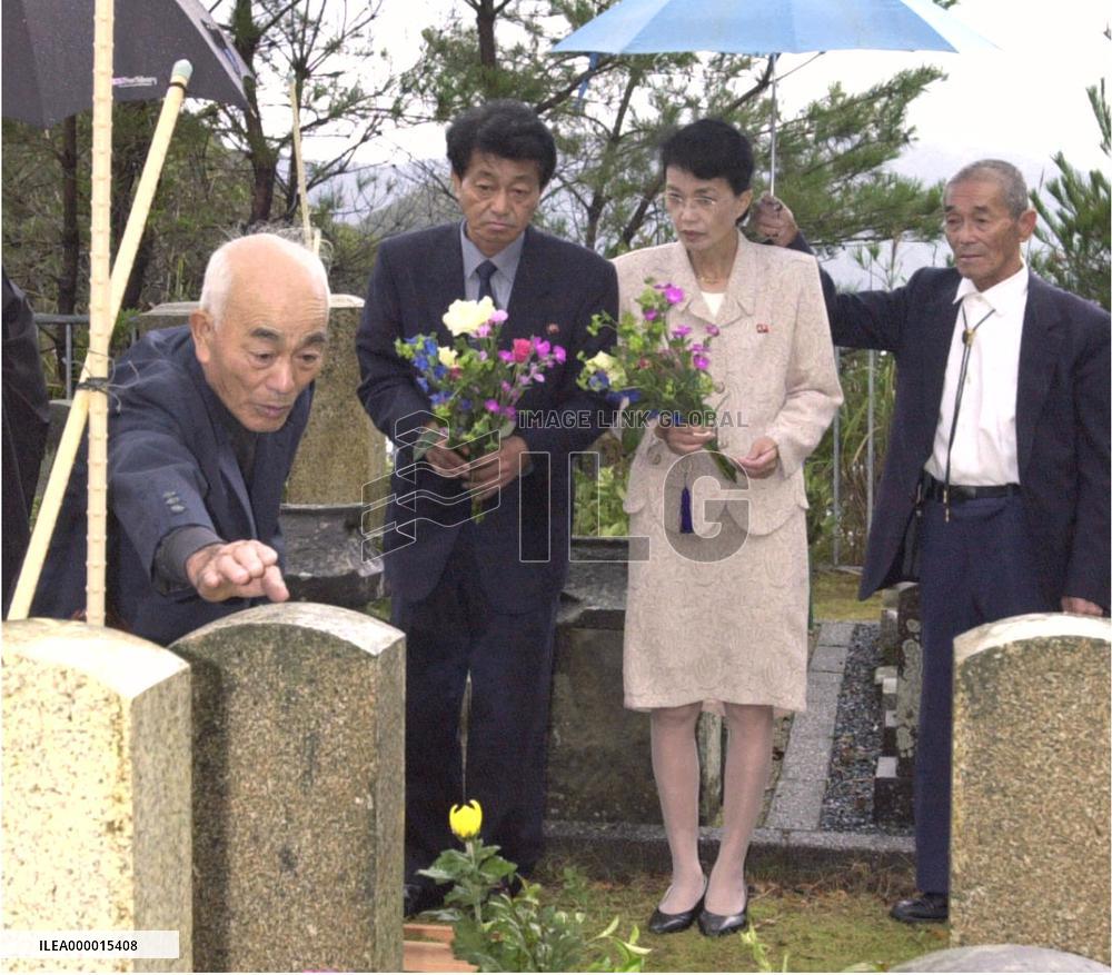 Chimura, Hamamoto visit graves of Hamamoto family