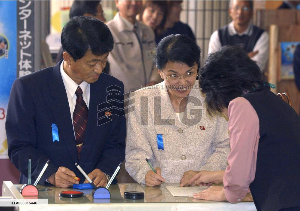 (1)Couple abducted by N. Korea register marriage