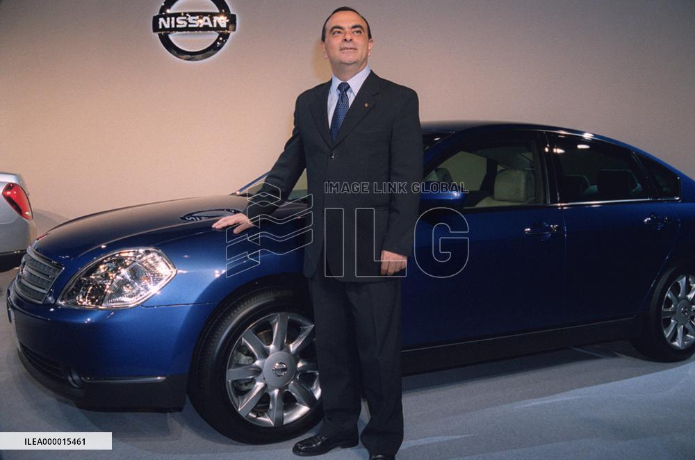 Nissan unveils Teana luxury sedan