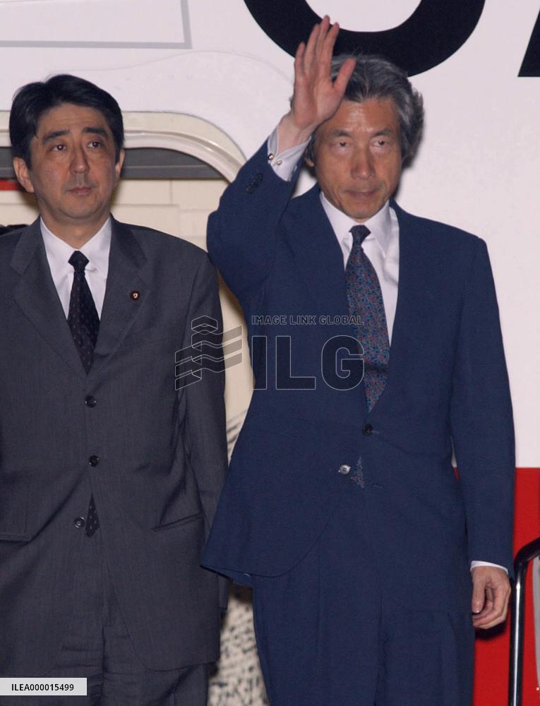 Koizumi leaves for APEC summit