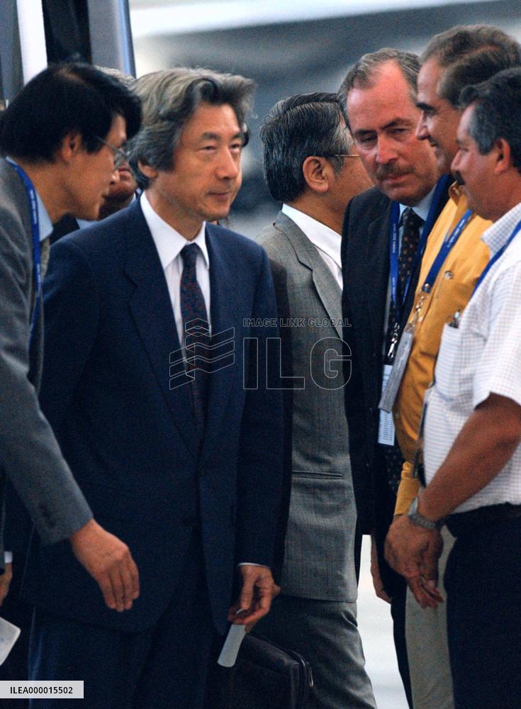 Koizumi arrives in Mexico for APEC summit