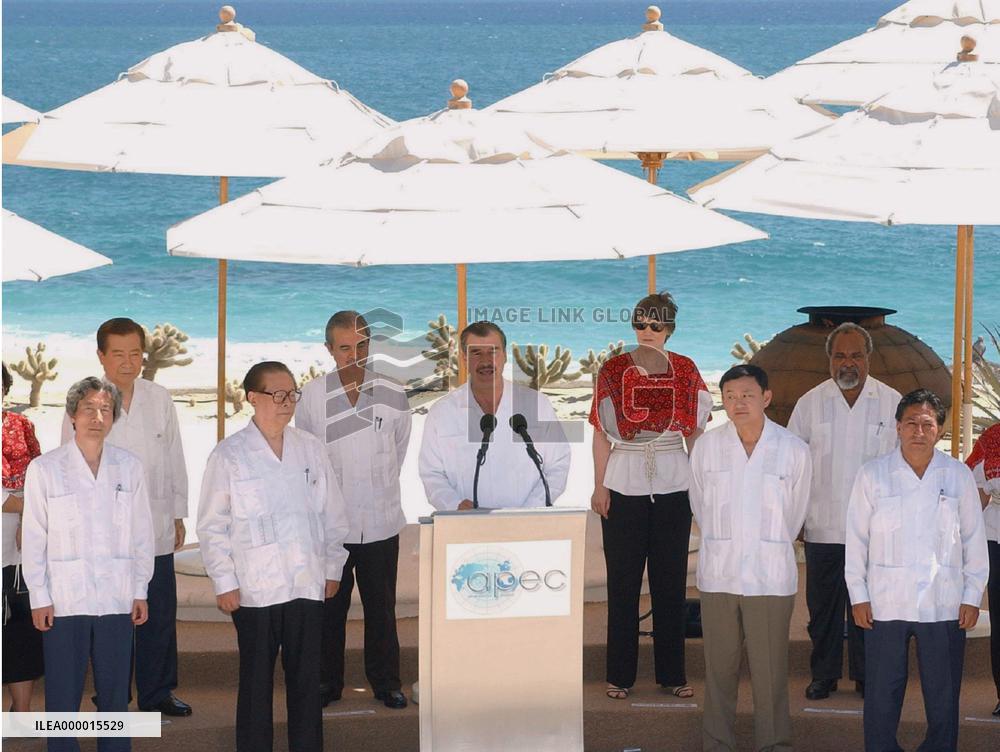 (4) APEC leaders end summit in Mexico