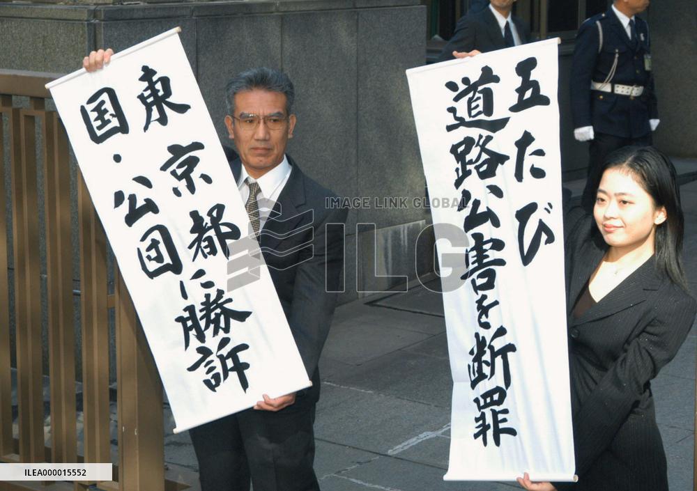 Court rejects 1st suit against automakers over exhaust