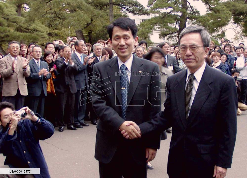 Nobel laureate Tanaka visits alma mater