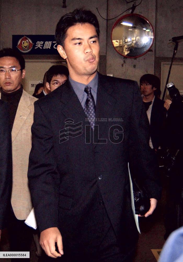 Daiei's Wakatabe becomes free agent