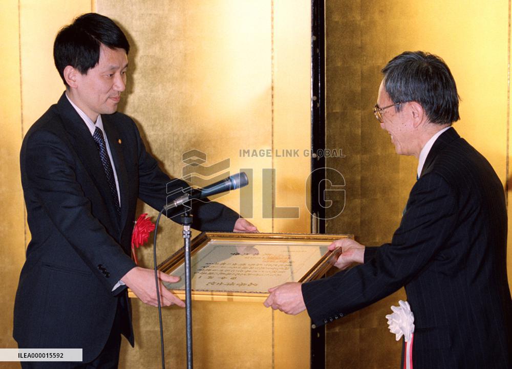 Nobel laureate Tanaka gets doctorate from alma mater.