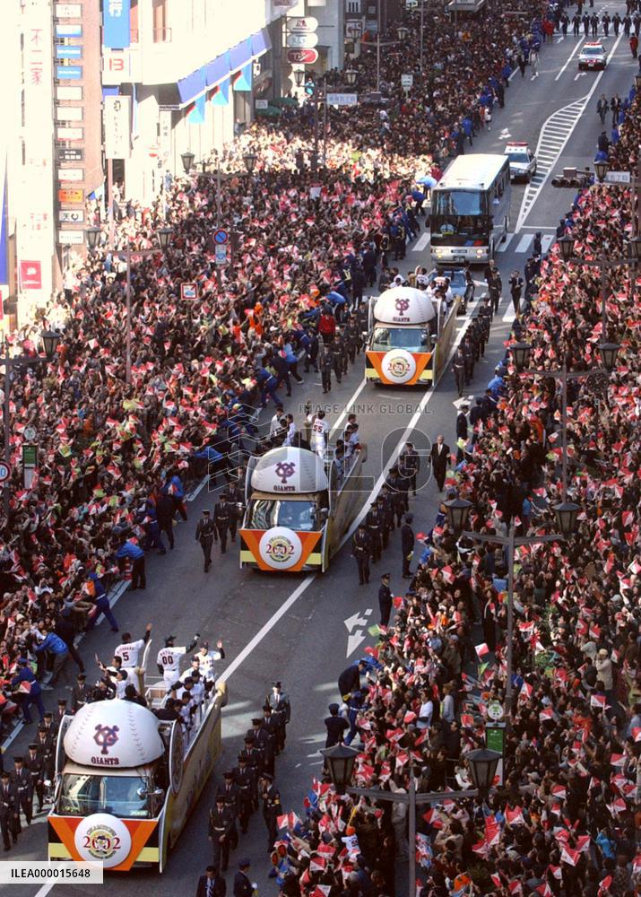 (1)Yomiuri Giants parade in Ginza