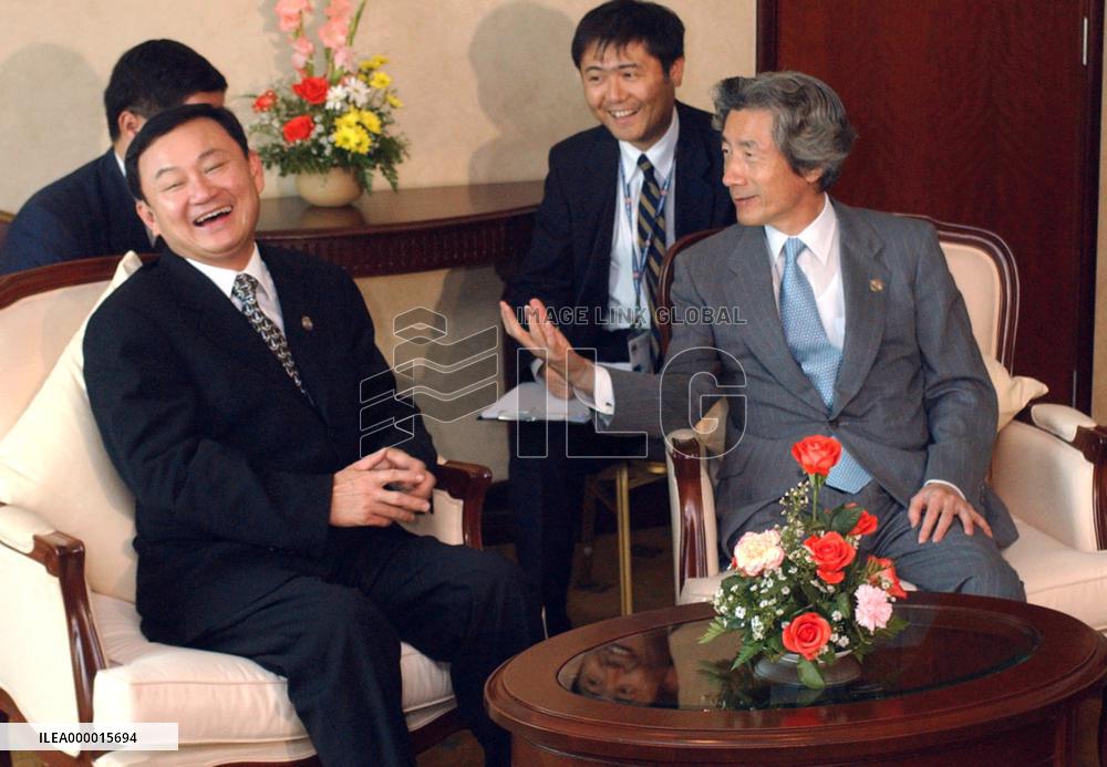 Koizumi hold talks with Thaksin