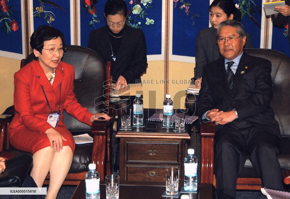 Kawaguchi, Choi meet in Seoul to discuss N. Korea issues