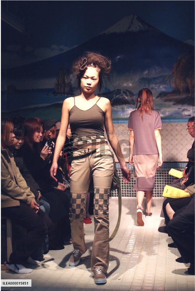 Japanese designers hold fashion show at bathhouse