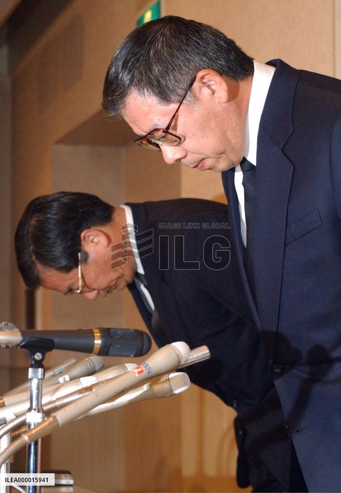 8 Nippon Shinpan officials, 1 racketeer nabbed