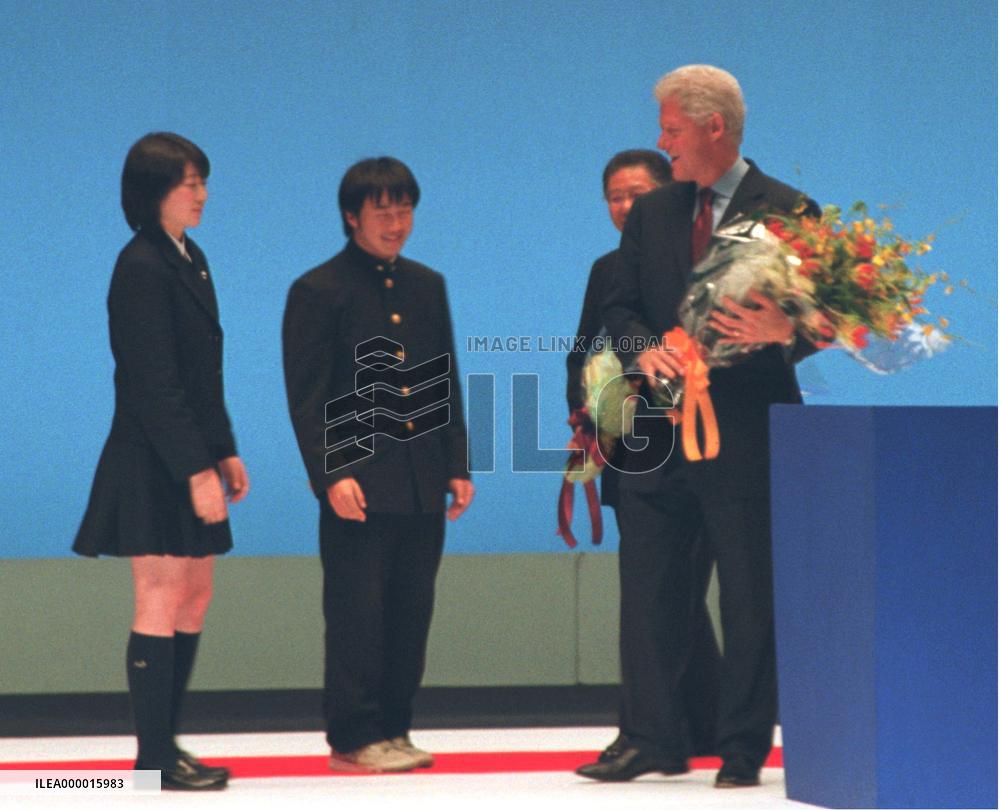 Clinton urges Japanese students to work for peace