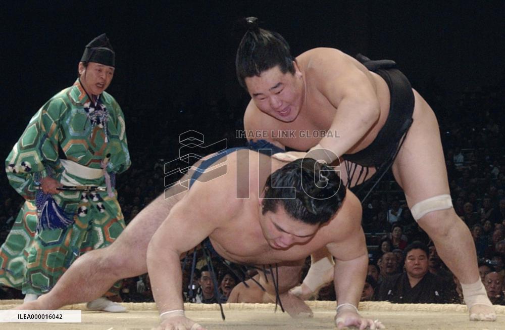 Asashoryu labors to 13th win at Kyushu sumo