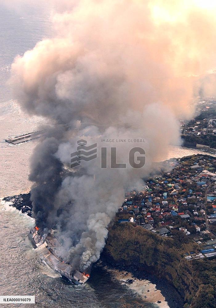 (1)Freighter stranded on Izu-Oshima still burning