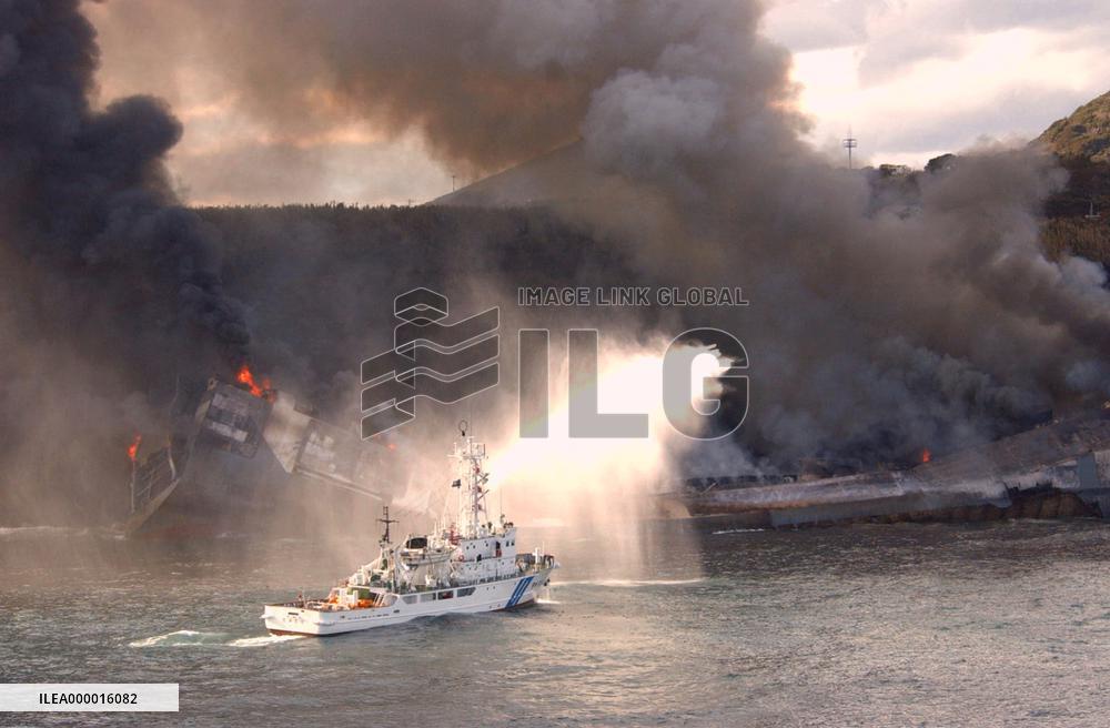 (3)Freighter stranded on Izu-Oshima still burning