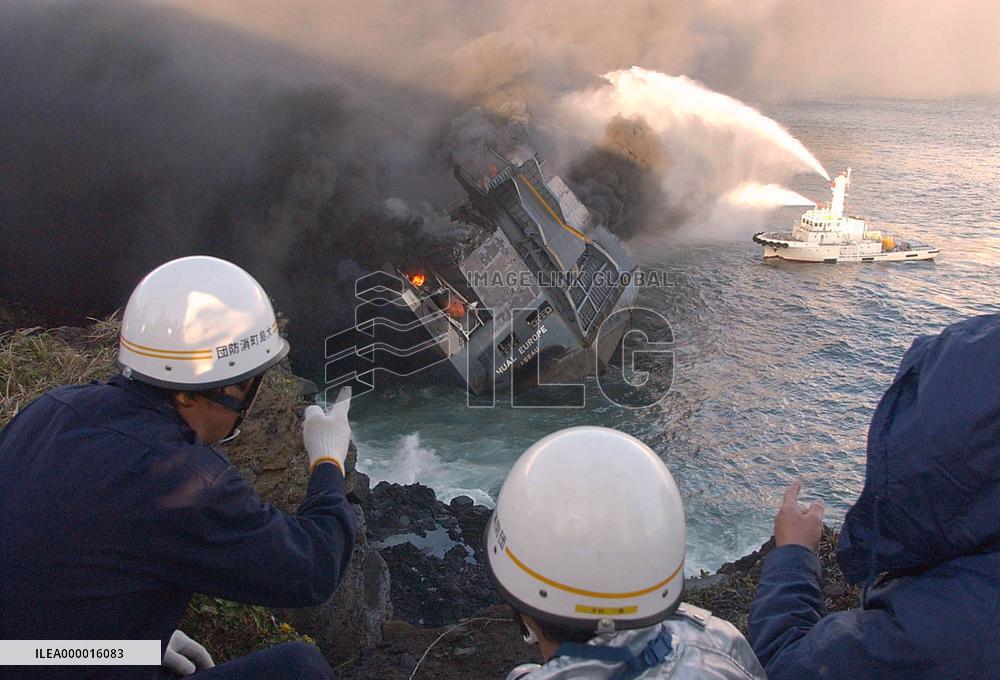 (4)Freighter stranded on Izu-Oshima still burning