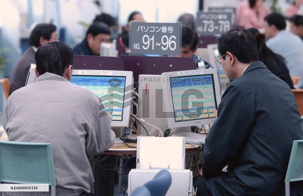 Japan's jobless rate returns to record high of 5.5%