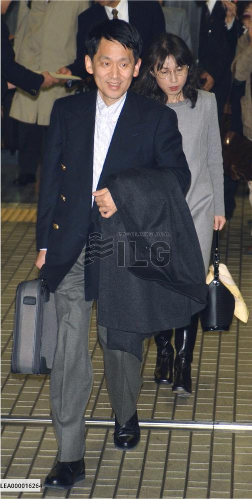 Nobel laureate Tanaka leaves Kyoto for ceremony in Stockholm