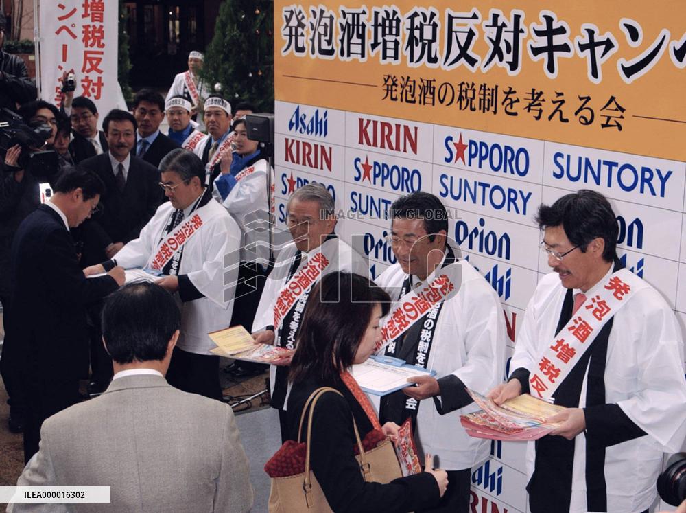 Brewery execs attend campaign against happoshu tax hike
