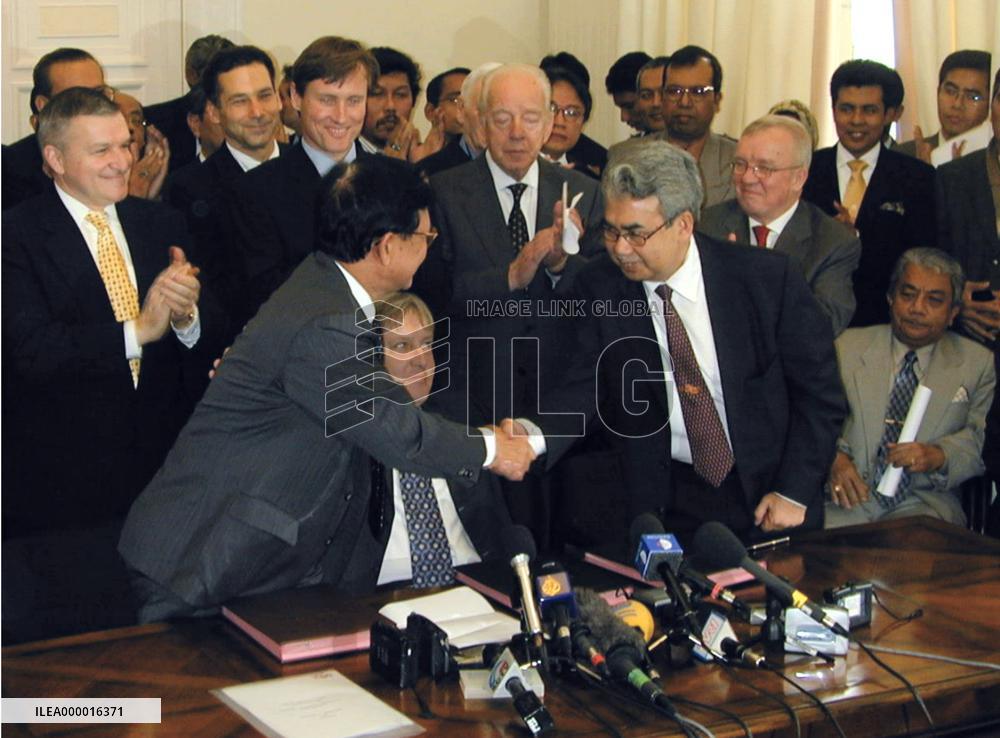 Indonesia, Aceh rebels sign peace accord
