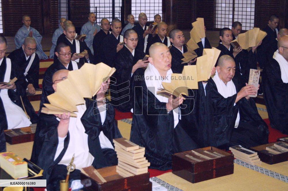 Monks pray for peace in 2003