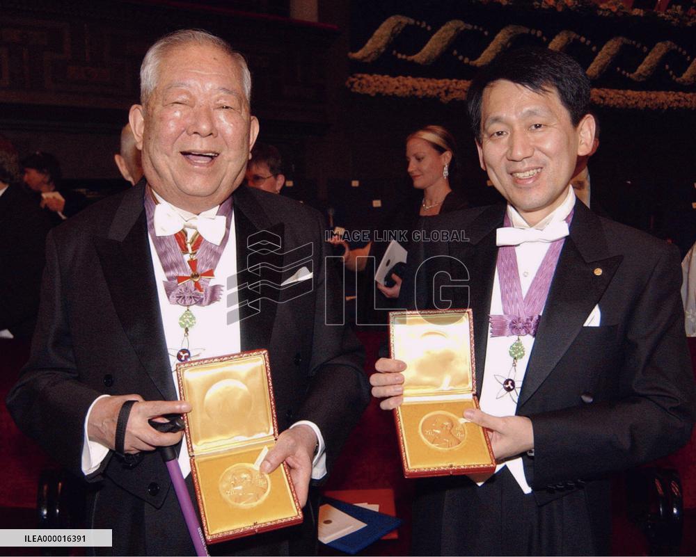 (3)Koshiba, Tanaka receive Nobel prizes at awards ceremony