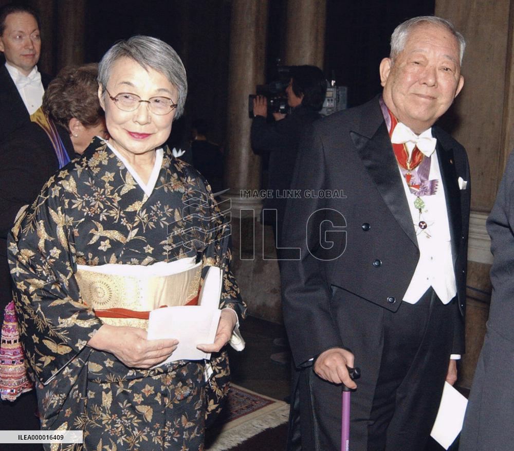 (1)Koshiba, Tanaka attend banquet hosted by Sweden's king