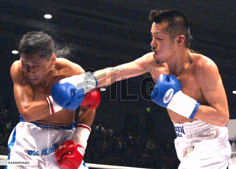 (1)Former champ Tatsuyoshi stops Thailand's Ploenchit