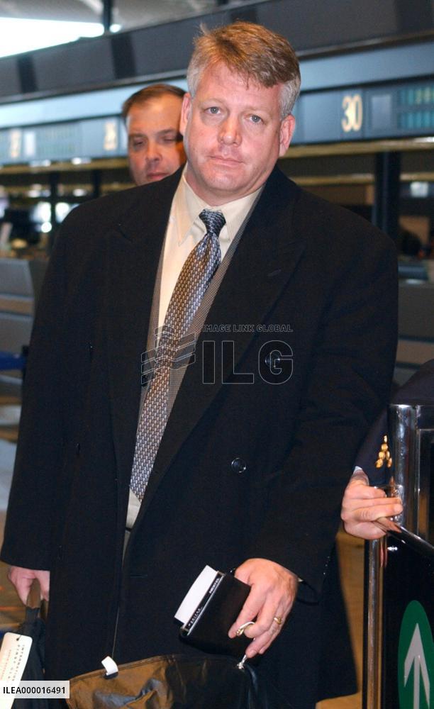 Ex-U.S. sub skipper Waddle leaves Japan